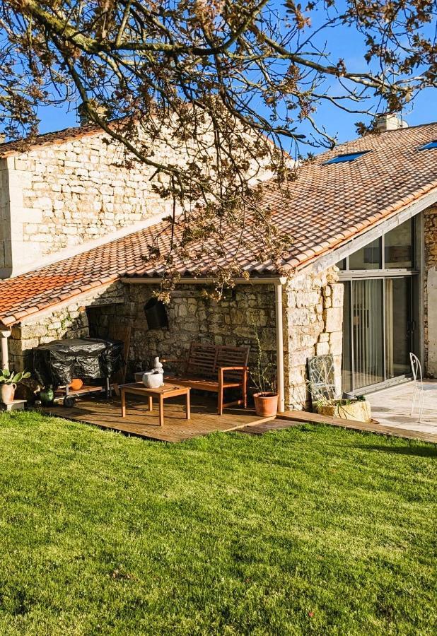 Gite De La Petite Vallee Saint-Savinien Extérieur photo